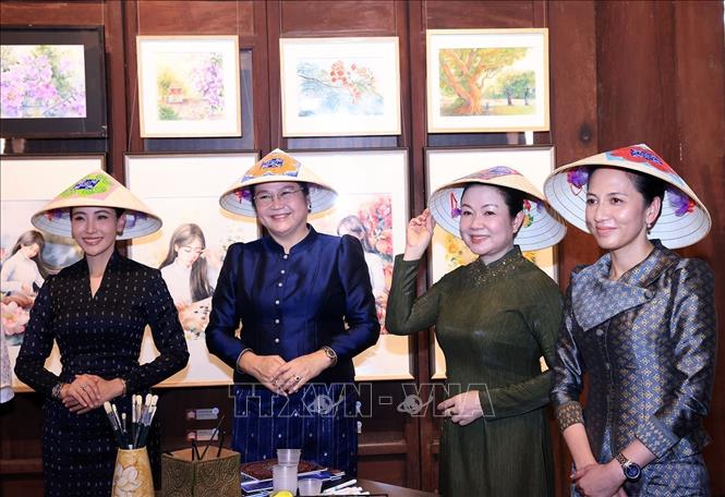 Các Phu nhân duyên dáng cùng chiếc nón lá truyền thống của Việt Nam tại Văn Miếu - Quốc Tử Giám. Ảnh: Tuấn Anh - TTXVN
