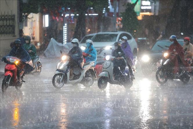 Mặc dù mưa vào đúng giờ tan tầm nhưng chắc không ai thấy khó chịu bởi cơn mưa giúp giải toả bầu không khí ngột ngạt, oi bức (ảnh chụp lúc 18g20 phút). Ảnh: Minh Quyết - TTXVN