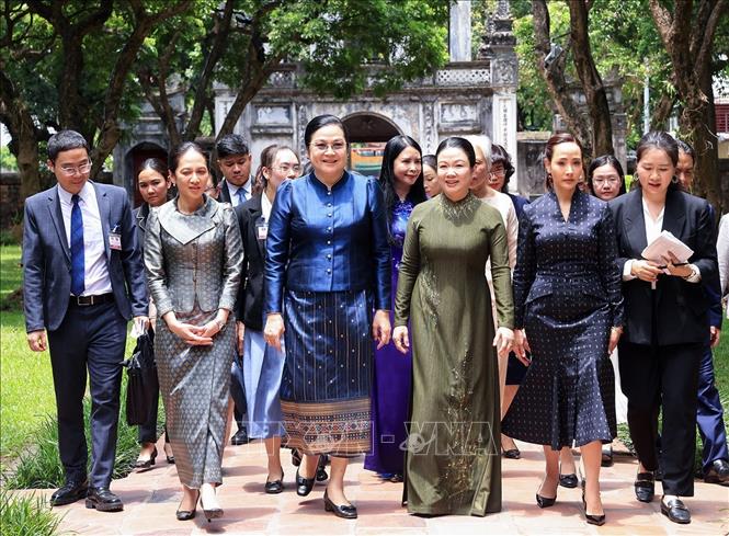 Bà Đào Thị Bích Thủy, Phu nhân Thủ tướng Lê Minh Hưng cùng bà Vandara Siphandone, Phu nhân Thủ tướng Lào; bà Pich Chamony, Phu nhân Thủ tướng Campuchia và bà Thananon Niramit, Phu nhân Thủ tướng Thái Lan đến thăm và có các hoạt động tại Văn Miếu - Quốc Tử Giám. Ảnh: Tuấn Anh - TTXVN