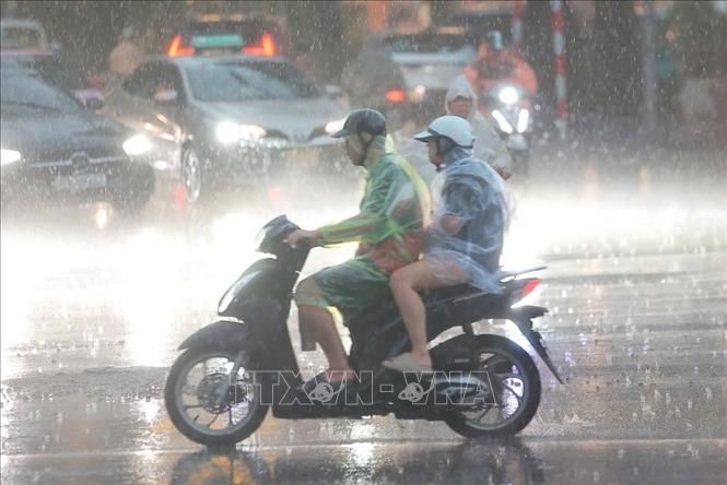 Mưa giông diện rộng trên địa bàn Hà Nội giúp giải toả bầu không khí oi nóng nhiều ngày qua. Ảnh: Minh Quyết - TTXVN