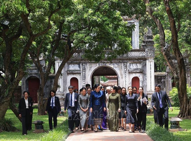Bà Đào Thị Bích Thủy, Phu nhân Thủ tướng Lê Minh Hưng cùng bà Vandara Siphandone, Phu nhân Thủ tướng Lào; bà Pich Chamony, Phu nhân Thủ tướng Campuchia và bà Thananon Niramit, Phu nhân Thủ tướng Thái Lan đến thăm và có các hoạt động tại Văn Miếu - Quốc Tử Giám. Ảnh: Tuấn Anh - TTXVN