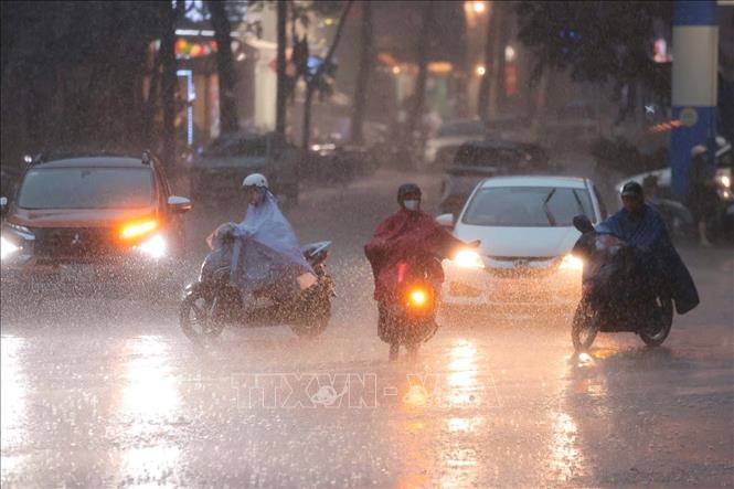 Mưa giông diện rộng trên địa bàn Hà Nội giúp giải toả bầu không khí oi nóng nhiều ngày qua. Ảnh: Minh Quyết - TTXVN