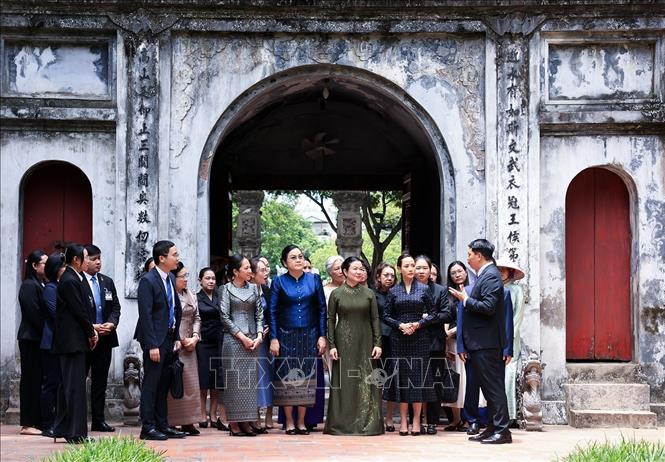 Bà Đào Thị Bích Thủy, Phu nhân Thủ tướng Lê Minh Hưng cùng bà Vandara Siphandone, Phu nhân Thủ tướng Lào; bà Pich Chamony, Phu nhân Thủ tướng Campuchia và bà Thananon Niramit, Phu nhân Thủ tướng Thái Lan đến thăm và có các hoạt động tại Văn Miếu - Quốc Tử Giám. Ảnh: Tuấn Anh - TTXVN