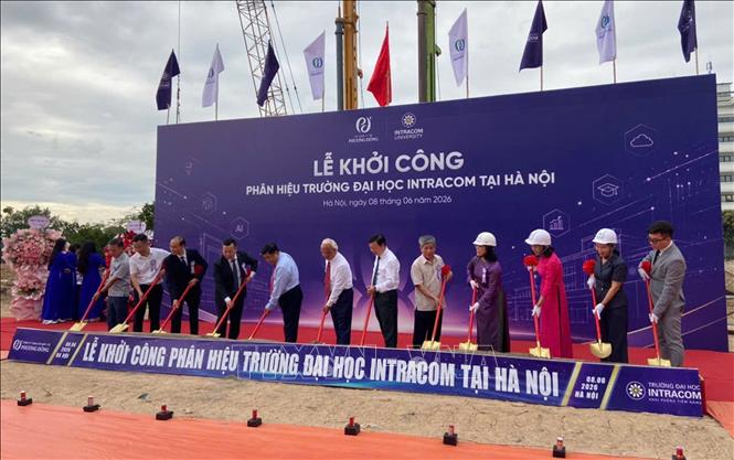 Các đại biểu thực hiện nghi thức khởi công dự án. Ảnh: Nguyễn Thắng - TTXVN