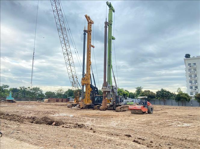 Máy móc thiết bị sẵn sàng thi công dự án. Ảnh: Nguyễn Thắng - TTXVN