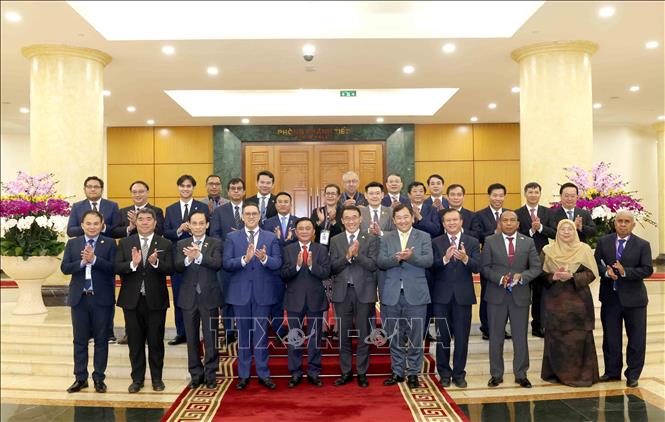 Đồng chí Trần Cẩm Tú, Uỷ viên Bộ Chính trị, Thường trực Ban Bí thư cùng Trưởng đoàn các chính đảng các nước ASEAN chụp ảnh chung. Ảnh: Phương Hoa - TTXVN