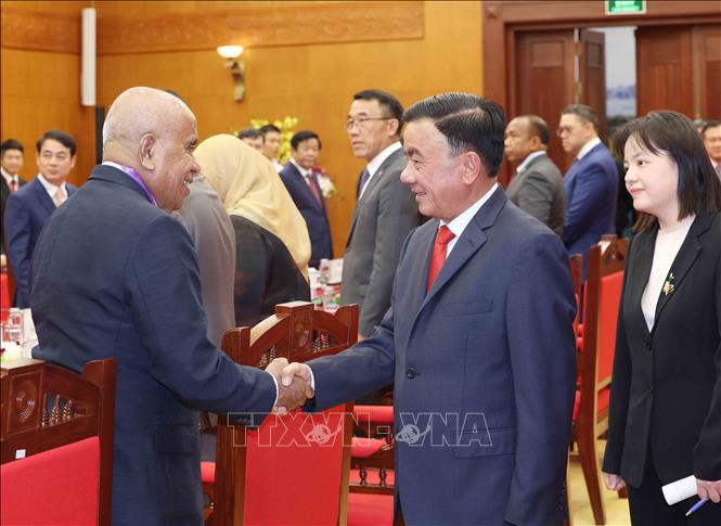 Thường trực Ban Bí thư Trần Cẩm Tú cùng Trưởng đoàn chính đảng các nước ASEAN. Ảnh: Phương Hoa - TTXVN