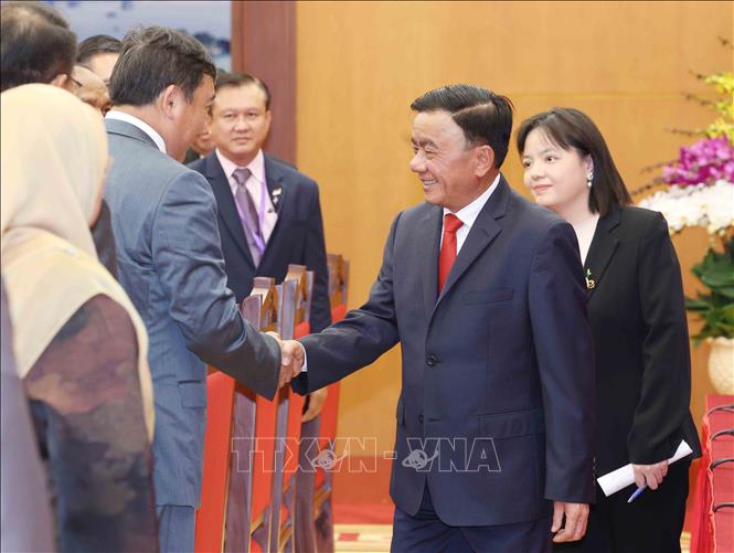 Thường trực Ban Bí thư Trần Cẩm Tú cùng Trưởng đoàn chính đảng các nước ASEAN. Ảnh: Phương Hoa - TTXVN