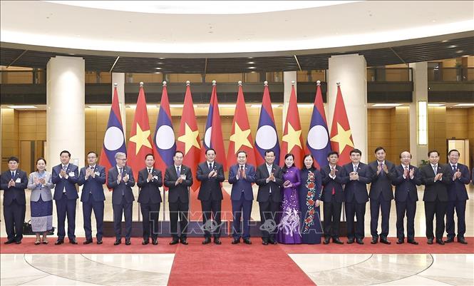 Chủ tịch Quốc hội Trần Thanh Mẫn và Thủ tướng Lào Sonexay Siphandone với đại biểu. Ảnh: Doãn Tấn - TTXVN