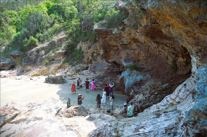 Khu vực cửa hang Mũi Trâu là có 2 lối vào, vòm hang cao, rộng kiểu “vòm ếch”. Ảnh: Xuân Tiến - TTXVN 
