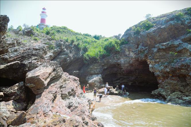 Bước qua cửa hang với 2 ngách chính là không gian bên trong hang Mũi Trâu có sức chứa hàng trăm người. Ảnh: Xuân Tiến - TTXVN 