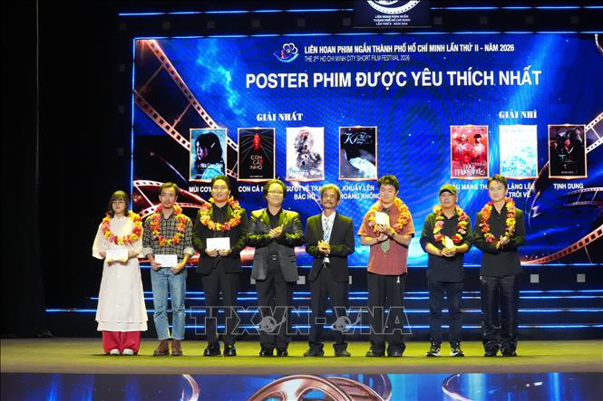 Trao giải Poster phim được yêu thích nhất. Ảnh: Hữu Duyên - TTXVN