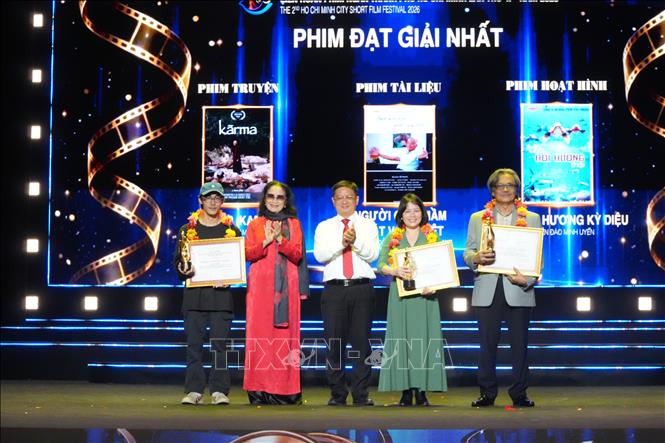 Ban Tổ chức vinh danh 3 bộ phim xuất sắc giành giải Nhất tại Liên hoan phim năm nay. Ảnh: Hữu Duyên - TTXVN