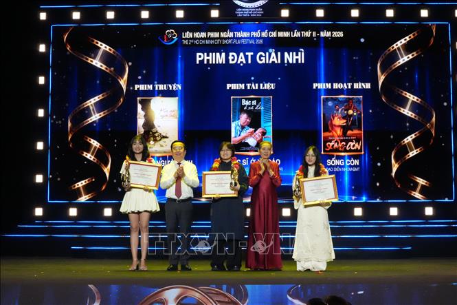 Ban Tổ chức trao giải Nhì các hạng mục cho đại diện các tác phẩm. Ảnh: Hữu Duyên - TTXVN