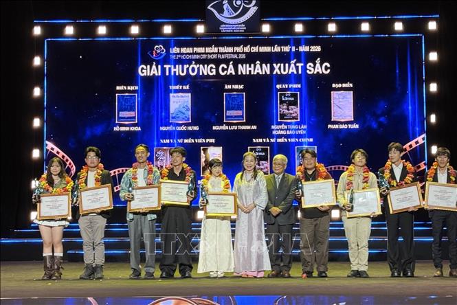 Hệ thống giải thưởng cá nhân cũng ghi nhận sự lên ngôi xứng đáng của các cá nhân xuất sắc. Ảnh: Hữu Duyên - TTXVN
