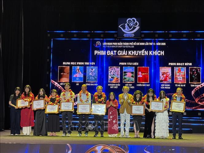 9 tác phẩm đoạt giải Khuyến khích. Ảnh: Hữu Duyên - TTXVN