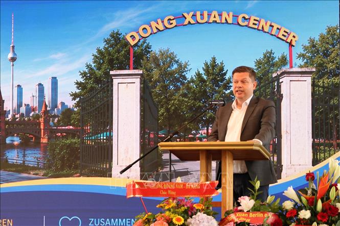 Ông Martin Schaefer, Quận trưởng quận Lichtenberg phát biểu. Ảnh: Thu Hằng - PV TTXVN tại Đức