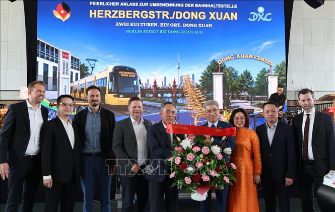Đại sứ Nguyễn Đắc Thành và Phu nhân tặng hoa chúc mừng ông Nguyễn Văn Hiền, Tổng giám đốc TTTM Đồng Xuân Berlin. Ảnh: Thu Hằng - PV TTXVN tại Đức
