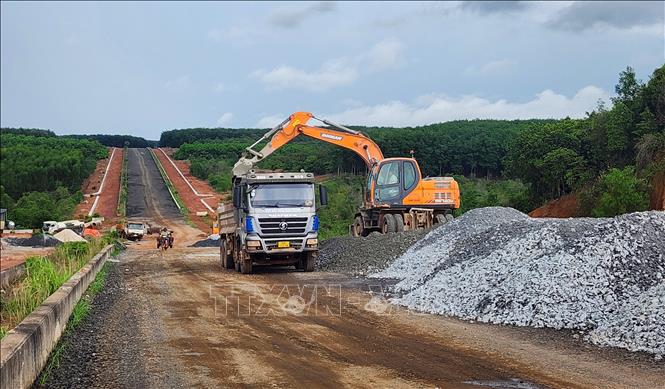 Những ngày đầu tháng 6, trên công trường dài khoảng 8km với lộ giới 42m, hàng chục phương tiện cơ giới hoạt động liên tục từ sáng đến đêm. Ảnh: Đậu Tất Thành - TTXVN
