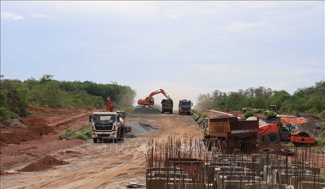 Xe Ben, xe cuốc hoạt động tấp nập, tập kết vật liệu xây dựng trên công trường dự án đường từ Trung tâm hành chính huyện Đồng Phú (cũ) đến Khu quy hoạch Công nghiệp - Thương mại - Dịch vụ Becamex Bình Phước. Ảnh: Đậu Tất Thành - TTXVN