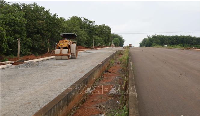 Đơn vị thi công bố trí xe xu, xe cuốc...hoạt liên tục trên công trường dự án đường từ Trung tâm hành chính huyện Đồng Phú (cũ) đến Khu quy hoạch Công nghiệp - Thương mại - Dịch vụ Becamex Bình Phước. Ảnh: Đậu Tất Thành – TTXVN
