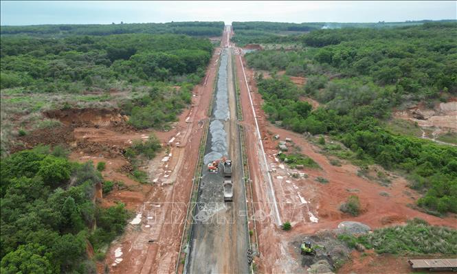 Dù nguồn vật liệu đá khan hiếm nhưng các nhà thầu vẫn duy trì thi công liên tục, đồng thời chủ động tìm kiếm thêm nguồn vật liệu và tăng cường phương tiện vận chuyển để bảo đảm tiến độ cam kết. Ảnh: Đậu Tất Thành – TTXVN
