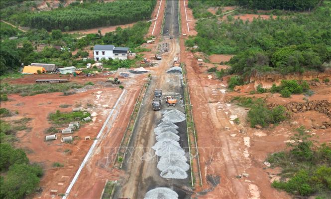 Khối lượng thực hiện dự án tuyến đường kết nối Trung tâm hành chính huyện Đồng Phú (cũ) với Khu quy hoạch Công nghiệp - Thương mại - Dịch vụ Becamex Bình Phước hiện đạt khoảng 80-90%. Ảnh: Đậu Tất Thành – TTXVN