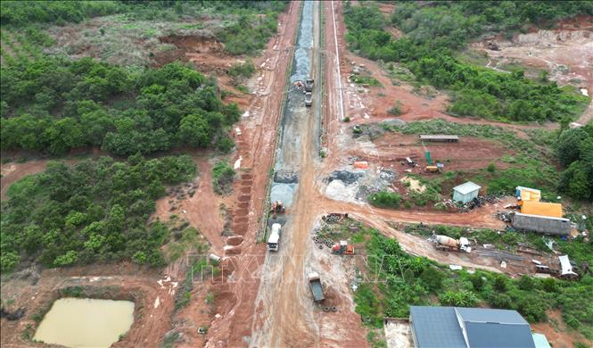 Trong số các dự án đang triển khai, tuyến đường từ Trung tâm hành chính huyện Đồng Phú (cũ) đến Khu quy hoạch Công nghiệp - Thương mại - Dịch vụ Becamex Bình Phước được xem là công trình trọng điểm, giữ vai trò kết nối hạ tầng giao thông và mở rộng không gian phát triển công nghiệp của địa phương. Ảnh: Đậu Tất Thành – TTXVN