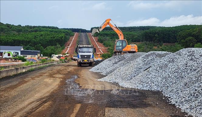 Đơn vị thi công bố trí khoảng 15 xe ben, 6 xe cuốc và hàng chục xe lu đang hoạt động liên tục trên công trường để đảm bảo đẩy nhanh tiến độ dự án. Ảnh: Đậu Tất Thành - TTXVN