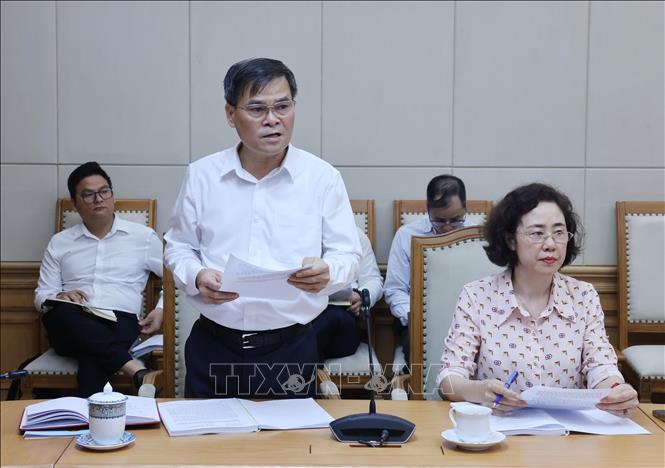 Chủ tịch Ủy ban nhân dân tỉnh Quảng Ninh Bùi Văn Khắng trình bày báo cáo về Đề án. Ảnh: Lâm Khánh - TTXVN