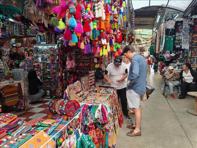 Du khách nước ngoài tìm hiểu các sản phẩm thủ công tại chợ La Ciudadela ở thủ đô Mexico City trước thềm World Cup 2026. Ảnh: Phương Lan- PV TTXVN tại Mexico 