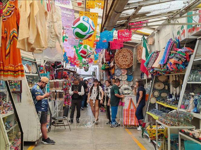 Chợ thủ công truyền thống La Ciudadela ở thủ đô Mexico City thu hút lượng lớn khách tham quan trước thềm World Cup 2026. Ảnh: Phương Lan- PV TTXVN tại Mexico 