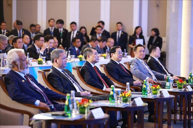 Thủ tướng Lê Minh Hưng cùng Thủ tướng Lào Sonexay Siphandone, Thủ tướng Campuchia Hun Manet, Thủ tướng Thái Lan Anutin Charnvirakul và Thủ tướng Timor-Leste Kay Rala Xanana Gusmão tham dự Phiên khai mạc Diễn đàn Tương lai ASEAN lần thứ ba. Ảnh: Dương Giang – TTXVN 