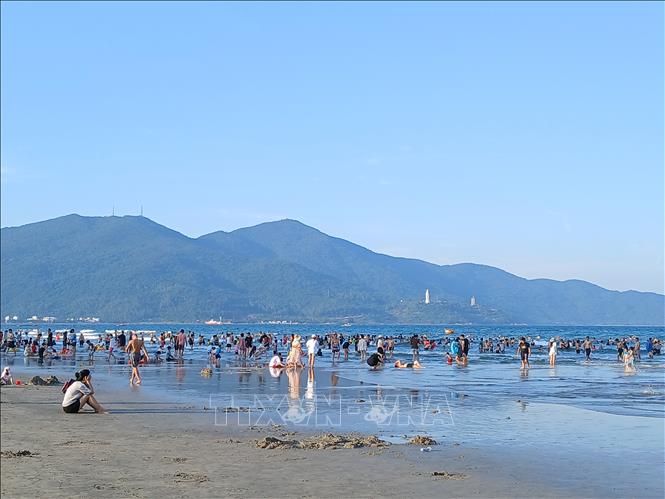 In early June, Da Nang’s beaches have been crowded with tourists. VNA Photo: Mỹ Hà