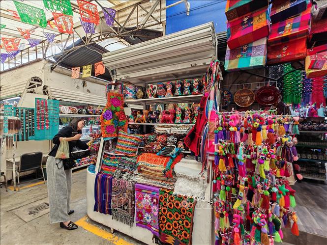 Các sản phẩm dệt may thủ công góp phần quảng bá văn hóa Mexico tới du khách quốc tế. Ảnh: Phương Lan- PV TTXVN tại Mexico 