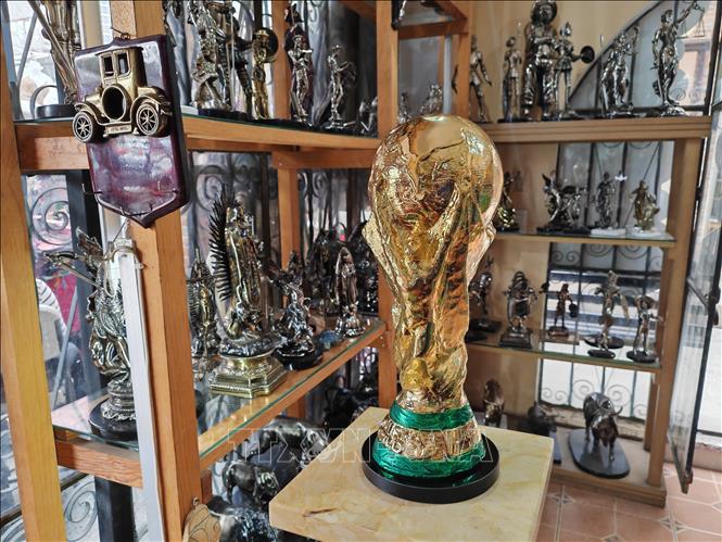 Mô hình cúp vàng FIFA World Cup 2026 được bày bán tại một cửa hàng lưu niệm ở chợ thủ công La Ciudadela ở thủ đô Mexico City. Ảnh: Phương Lan- PV TTXVN tại Mexico 