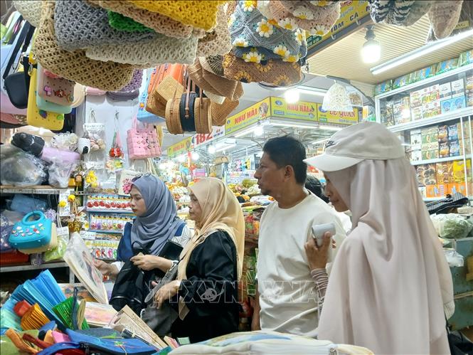 The city is no longer heavily dependent on any single traditional market, attracting visitors from India, Thailand, Malaysia, Europe and other regions. VNA Photo: Mỹ Hà