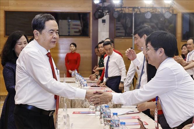 Chủ tịch Quốc hội Trần Thanh Mẫn với đại biểu dự Lễ tôn vinh người hiến máu tình nguyện tiêu biểu toàn quốc năm 2026. Ảnh: Doãn Tấn - TTXVN