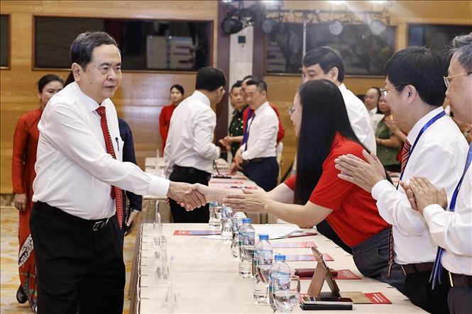 Chủ tịch Quốc hội Trần Thanh Mẫn với đại biểu dự Lễ tôn vinh người hiến máu tình nguyện tiêu biểu toàn quốc năm 2026. Ảnh: Doãn Tấn - TTXVN
