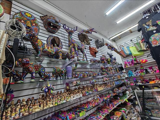 Những tác phẩm nghệ thuật thủ công truyền thống Huichol được chế tác tỉ mỉ từ hạt cườm và sợi chỉ nhiều màu sắc, thu hút sự quan tâm của du khách quốc tế. Ảnh: Phương Lan- PVTTXVN tại Mexico 