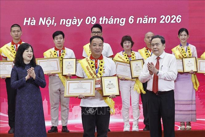 Chủ tịch Quốc hội Trần Thanh Mẫn và Bộ trưởng Y tế Đào Hồng Lan trao Chứng nhận vinh danh và Bằng khen, tôn vinh người hiến máu tình nguyện tiêu biểu toàn quốc năm 2026. Ảnh: Doãn Tấn - TTXVN
