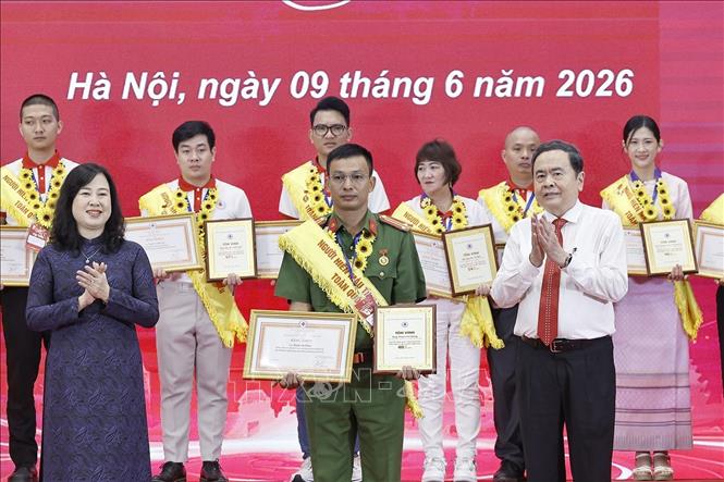 Chủ tịch Quốc hội Trần Thanh Mẫn và Bộ trưởng Y tế Đào Hồng Lan trao Chứng nhận vinh danh và Bằng khen. tôn vinh người hiến máu tình nguyện tiêu biểu toàn quốc năm 2026. Ảnh: Doãn Tấn - TTXVN