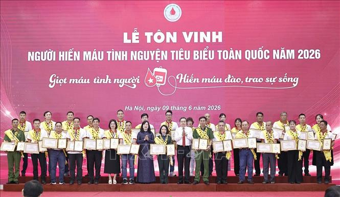 Chủ tịch Quốc hội Trần Thanh Mẫn và Bộ trưởng Y tế Đào Hồng Lan trao Chứng nhận vinh danh và Bằng khen, tôn vinh người hiến máu tình nguyện tiêu biểu toàn quốc năm 2026. Ảnh: Doãn Tấn - TTXVN