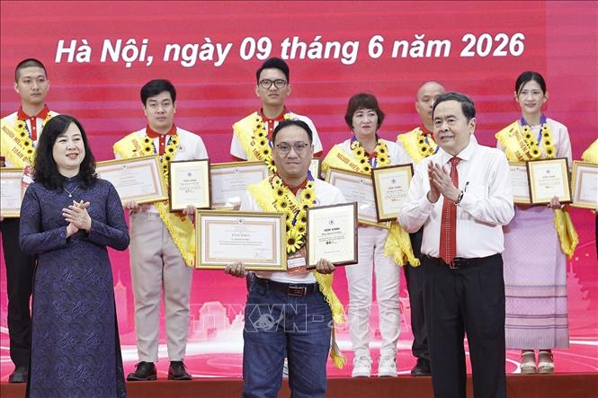 Chủ tịch Quốc hội Trần Thanh Mẫn và Bộ trưởng Y tế Đào Hồng Lan trao Chứng nhận vinh danh và Bằng khen, tôn vinh người hiến máu tình nguyện tiêu biểu toàn quốc năm 2026. Ảnh: Doãn Tấn - TTXVN