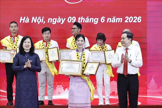 Chủ tịch Quốc hội Trần Thanh Mẫn và Bộ trưởng Y tế Đào Hồng Lan trao Chứng nhận vinh danh và Bằng khen, tôn vinh người hiến máu tình nguyện tiêu biểu toàn quốc năm 2026. Ảnh: Doãn Tấn - TTXVN