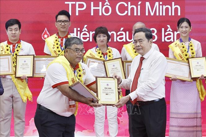 Chủ tịch Quốc hội Trần Thanh Mẫn trao Chứng nhận vinh danh người hiến máu tình nguyện tiêu biểu toàn quốc năm 2026. Ảnh: Doãn Tấn - TTXVN