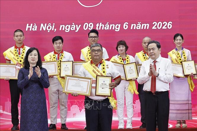 Chủ tịch Quốc hội Trần Thanh Mẫn và Bộ trưởng Y tế Đào Hồng Lan trao Chứng nhận vinh danh và Bằng khen, tôn vinh người hiến máu tình nguyện tiêu biểu toàn quốc năm 2026. Ảnh: Doãn Tấn - TTXVN