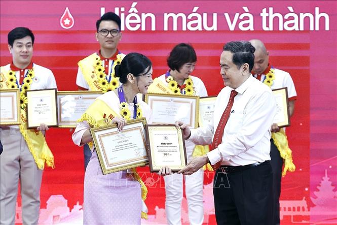 Chủ tịch Quốc hội Trần Thanh Mẫn trao Chứng nhận vinh danh người hiến máu tình nguyện tiêu biểu toàn quốc năm 2026. Ảnh: Doãn Tấn - TTXVN