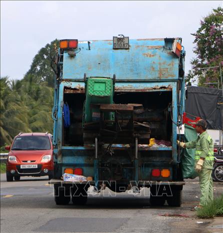 Thu gom chất thải rắn tại xã Vị Thủy, thành phố Cần Thơ. Ảnh: Duy khương – TTXVN