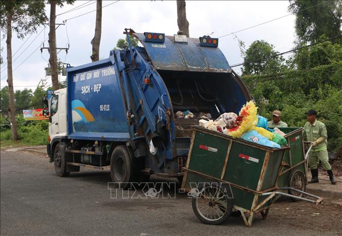 Thu gom, vận chuyển chất thải rắn tại phường Vị Tân, thành phố Cần Thơ. Ảnh: Duy khương – TTXVN